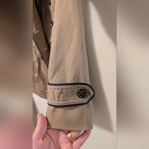 Banana Republic Classic Tan Double-Breasted Women's Trench Coat - Picture 6 of 10